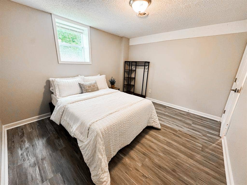 9 BR in Forest Park