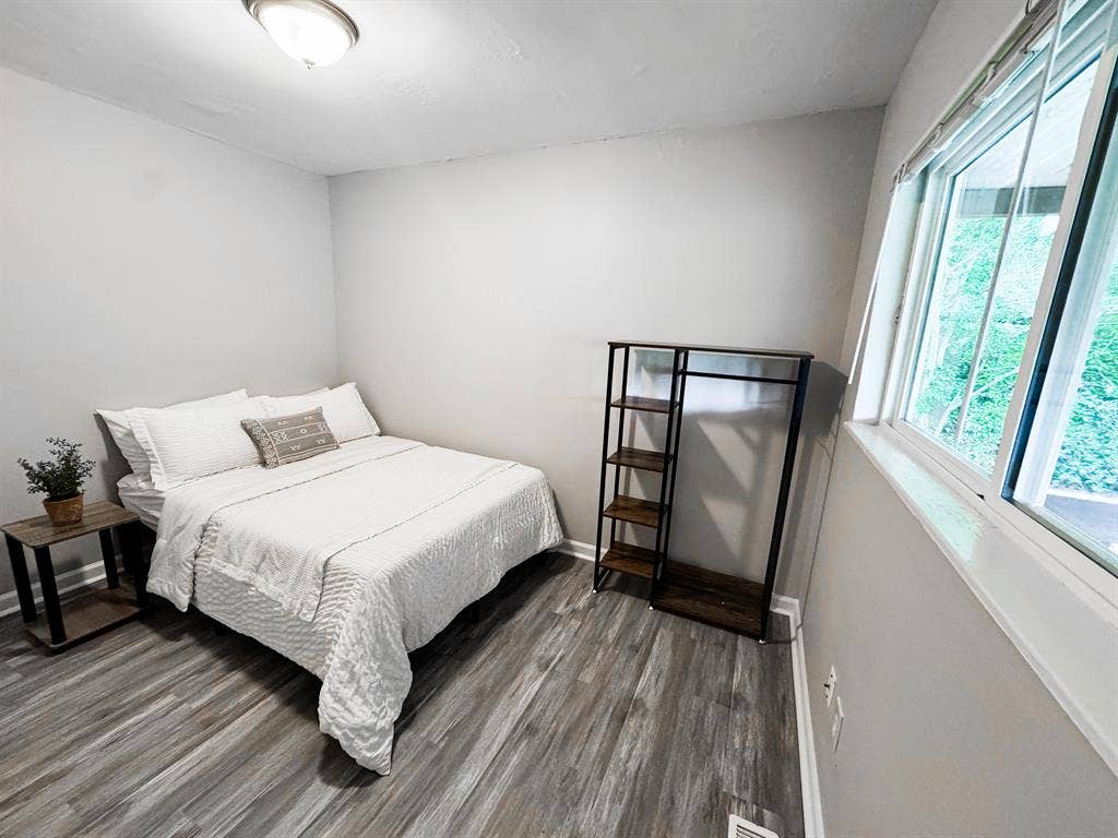 9 BR in Forest Park