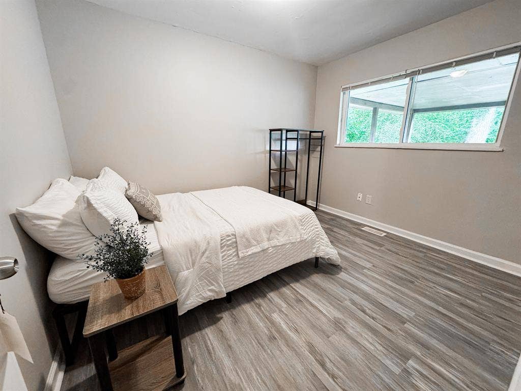 9 BR in Forest Park
