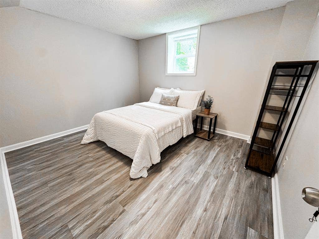 9 BR in Forest Park