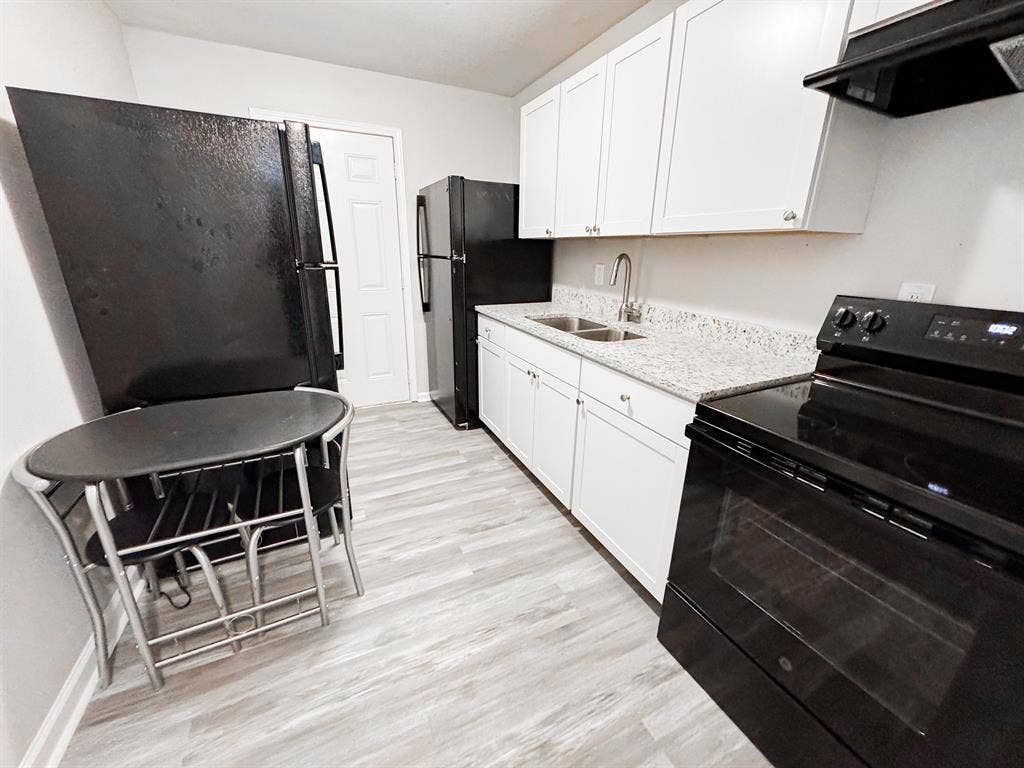 9 BR in Forest Park