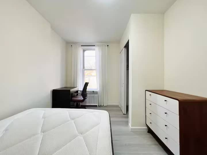 Furnished Room I min to Manhattan