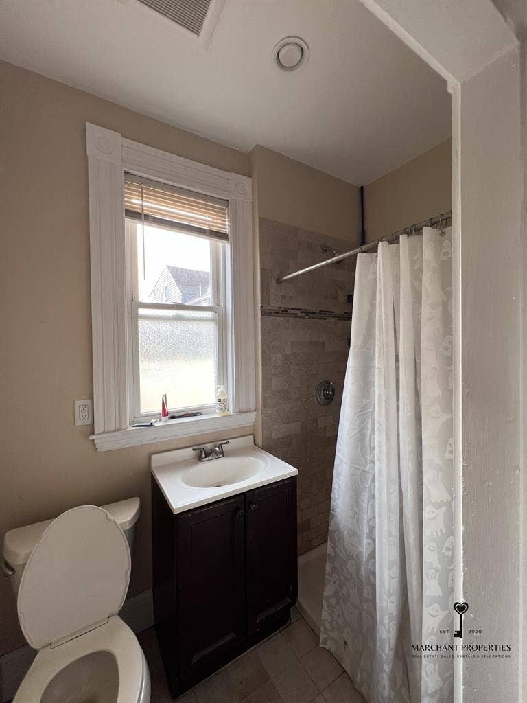 ROOM FOR RENT IN A HUGE BRIGHTON