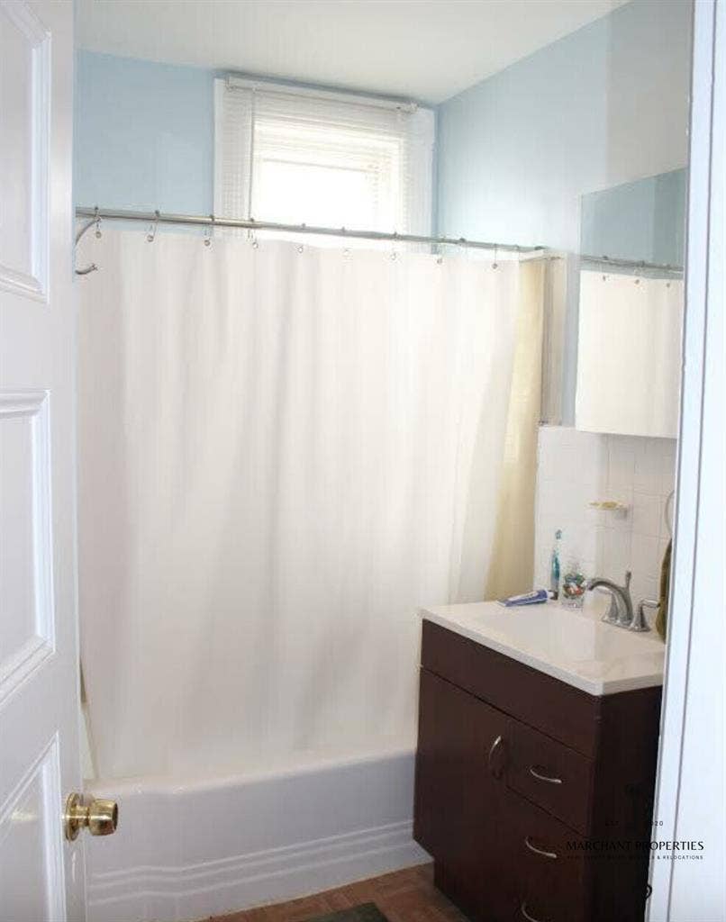 ROOM FOR RENT IN A HUGE BRIGHTON