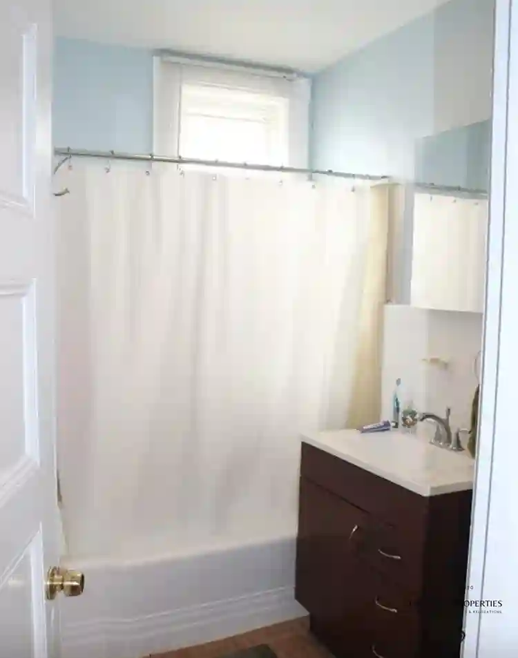 ROOM FOR RENT IN A HUGE BRIGHTON