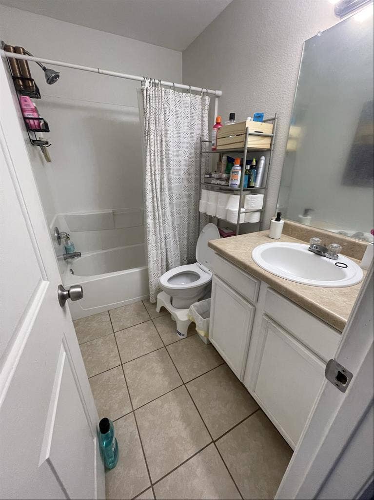 Room available in Englewood!