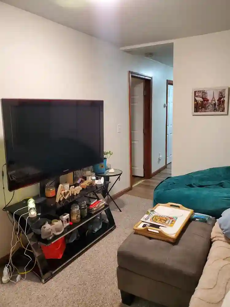 Unfurnished Room South Side