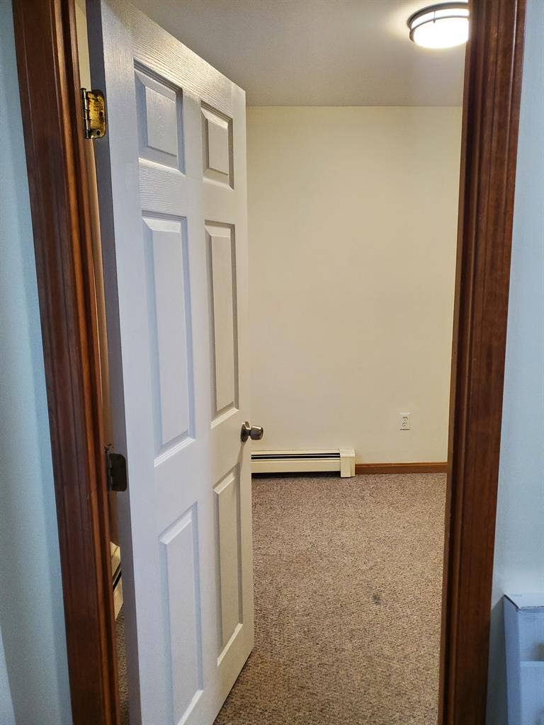 Unfurnished Room South Side
