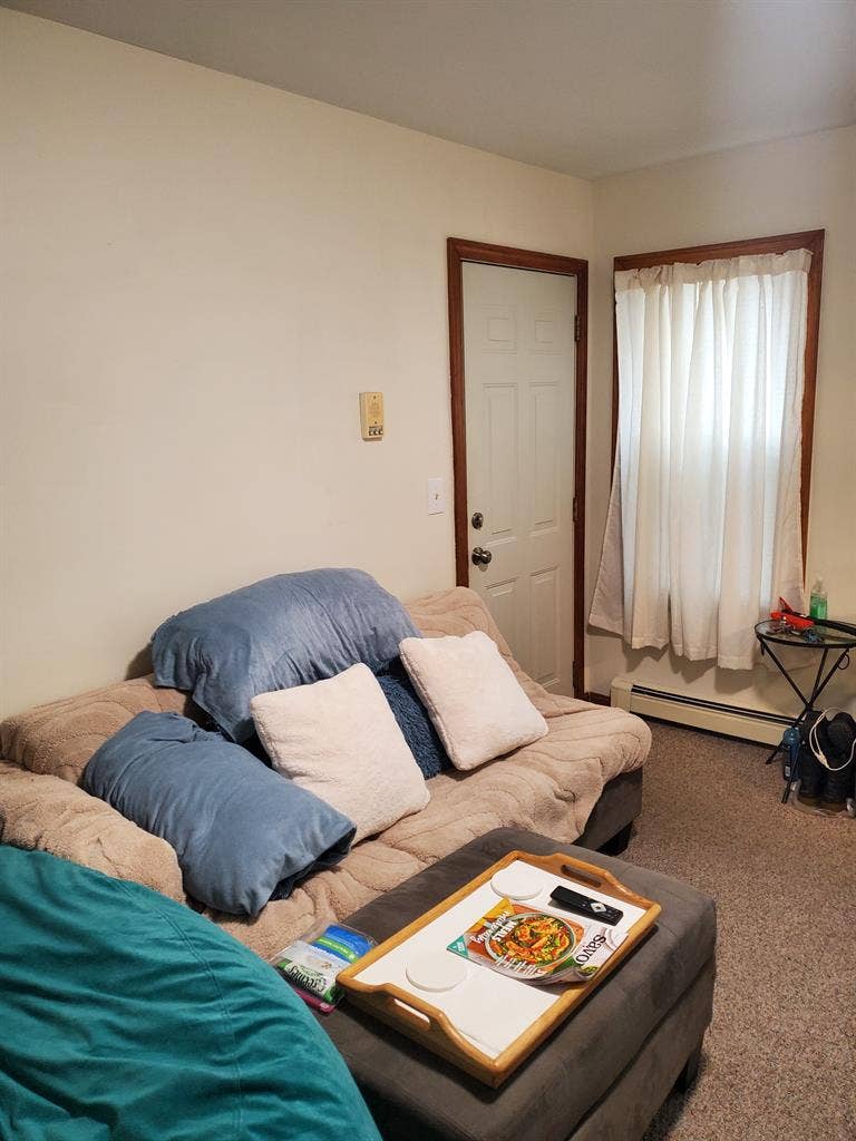Unfurnished Room South Side