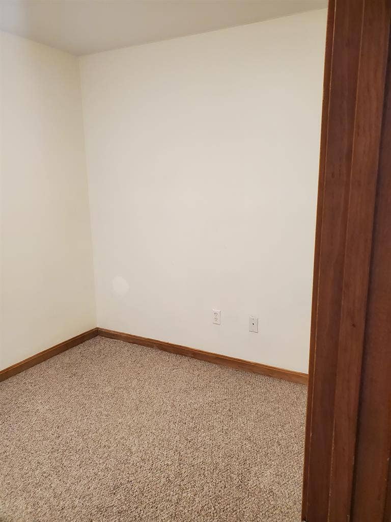 Unfurnished Room South Side