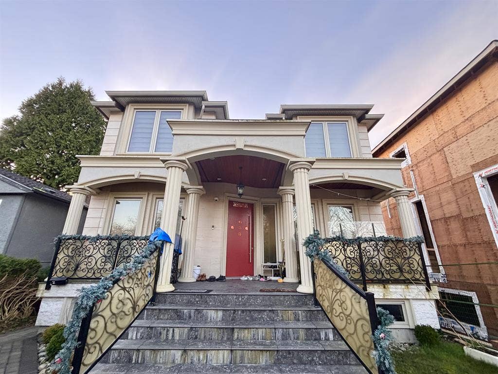 3 bedroom 2 bath new laneway house 