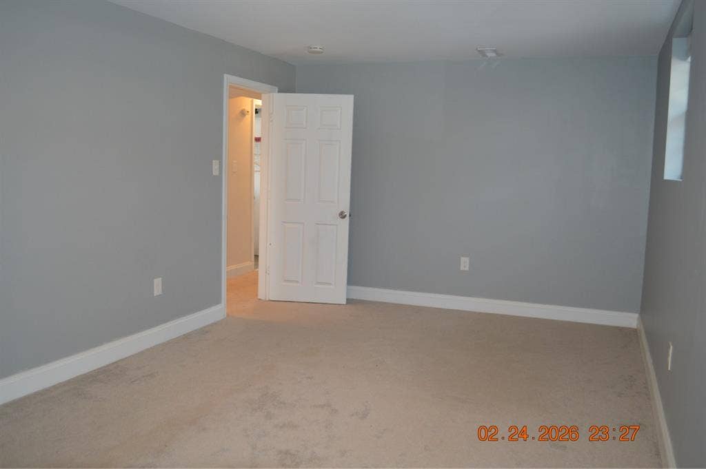 Private Basement apartment in house