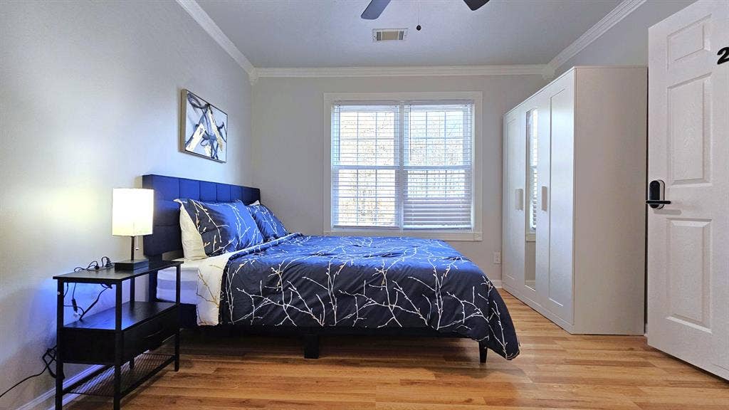 6 BR in Lawrenceville