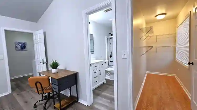6 BR in Lawrenceville
