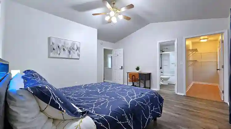 6 BR in Lawrenceville