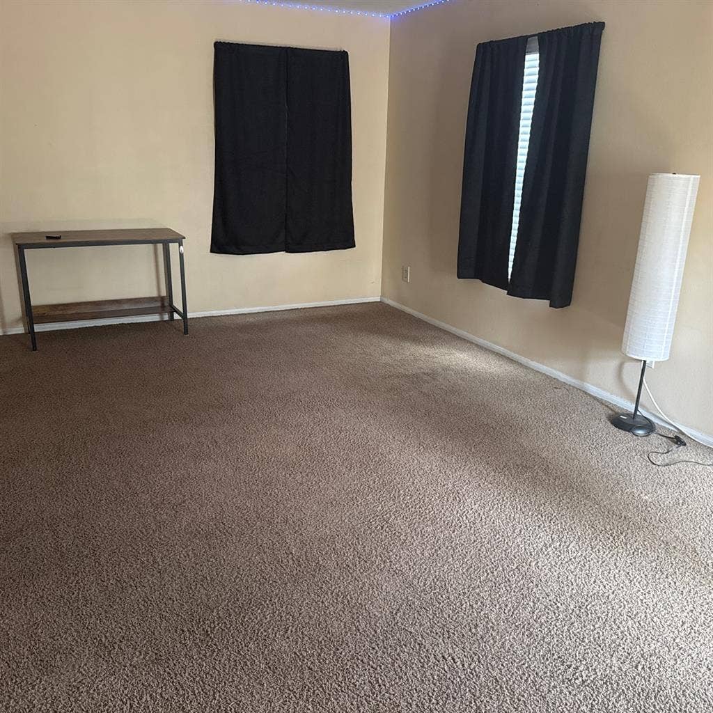 Large quiet room for rent
