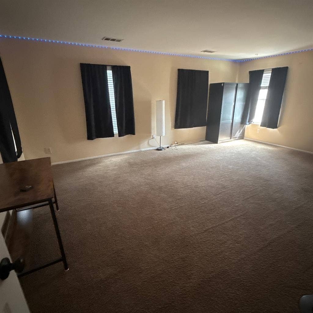 Large quiet room for rent