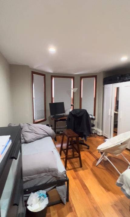 ROOM IN AN ALL FEMALE APARTMENT
