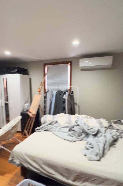 ROOM IN AN ALL FEMALE APARTMENT