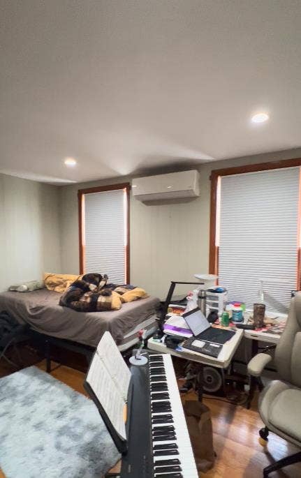 ROOM IN AN ALL FEMALE APARTMENT