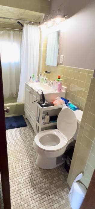 ROOM IN AN ALL FEMALE APARTMENT