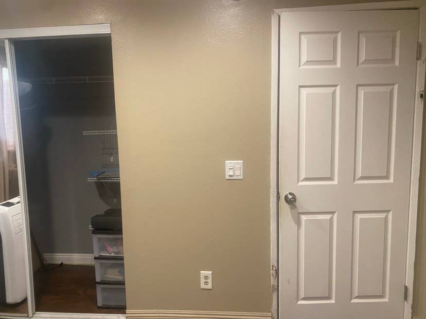 1 bedroom with Shared bathroom