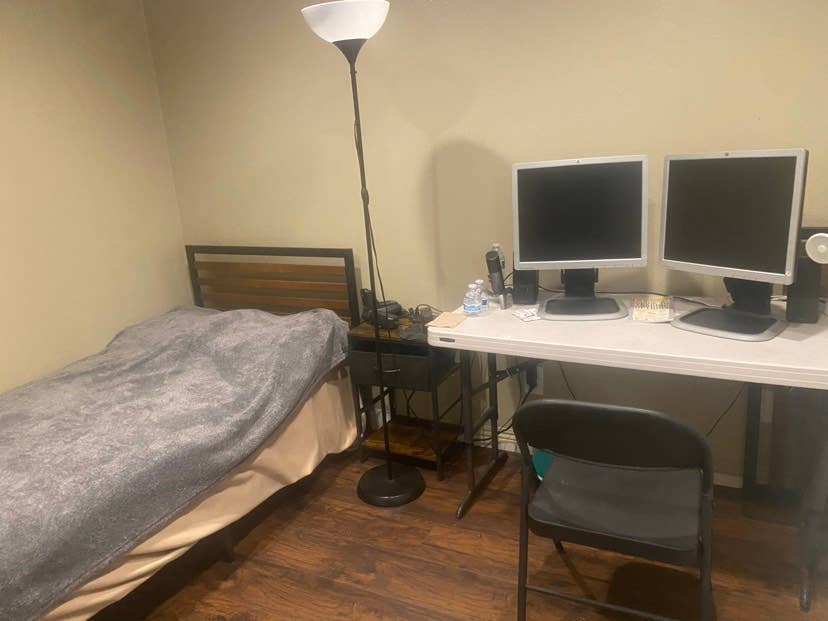 1 bedroom with Shared bathroom