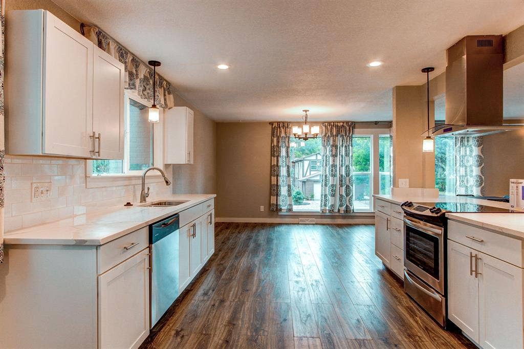 9 BR in Aurora