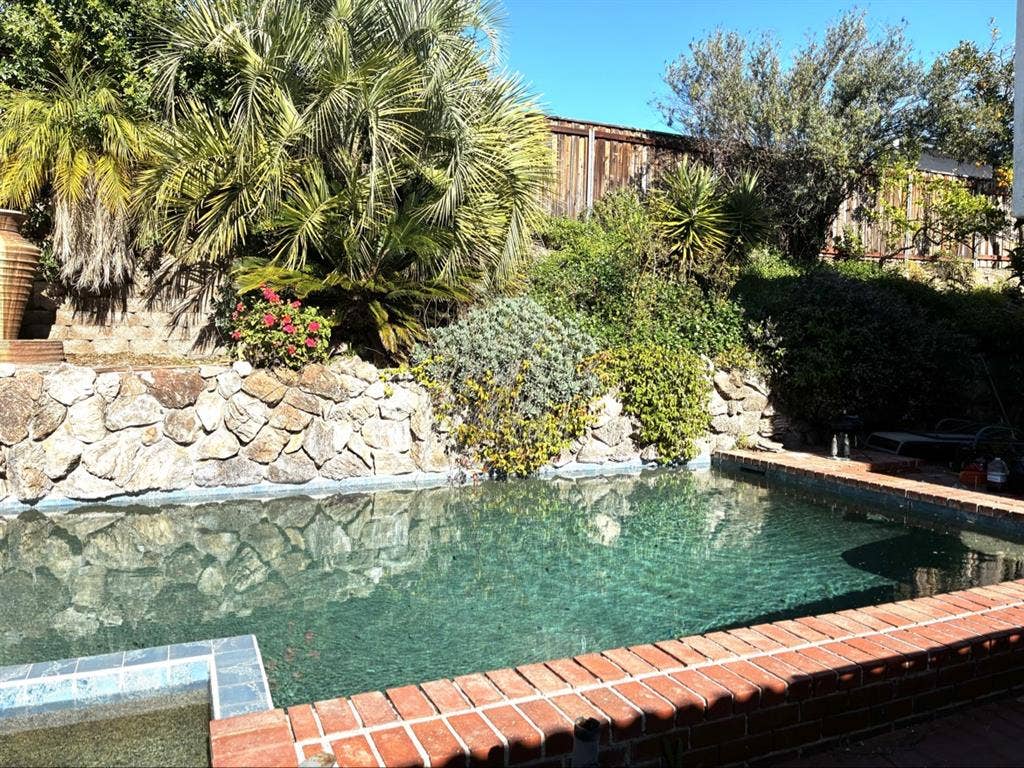 LARGE ROOM ON QUIET CUL-DE-SAC