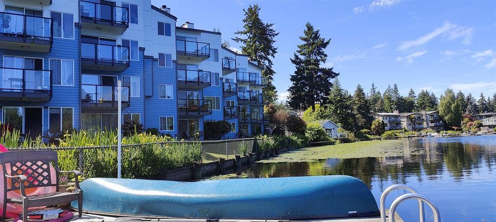 Peaceful unit on the lake