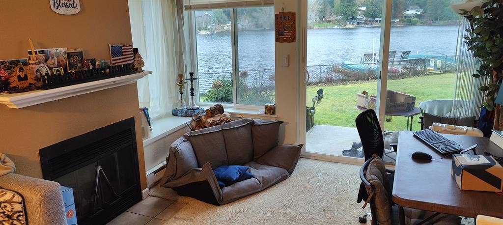 Peaceful unit on the lake