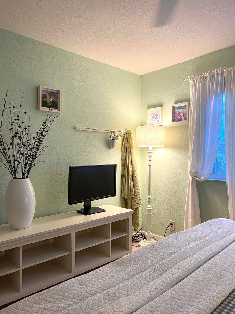 Beautiful and cozy room in WESTON