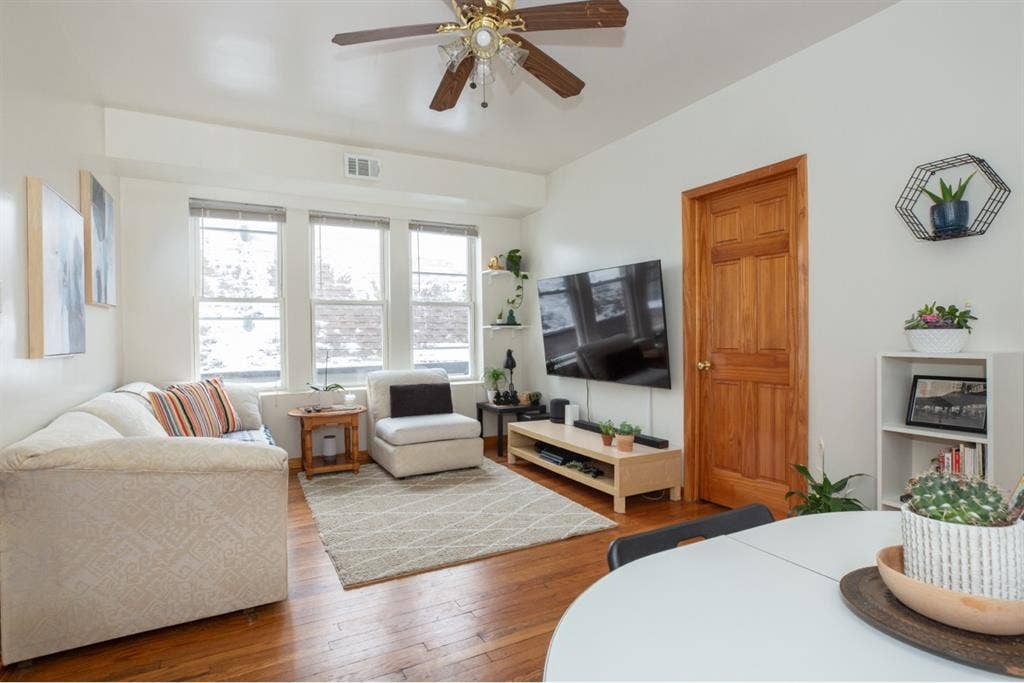 Room for Rent in Irving Park