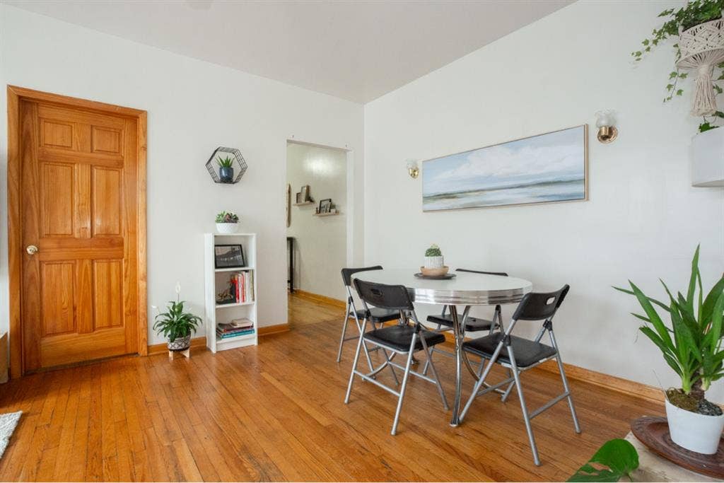 Room for Rent in Irving Park