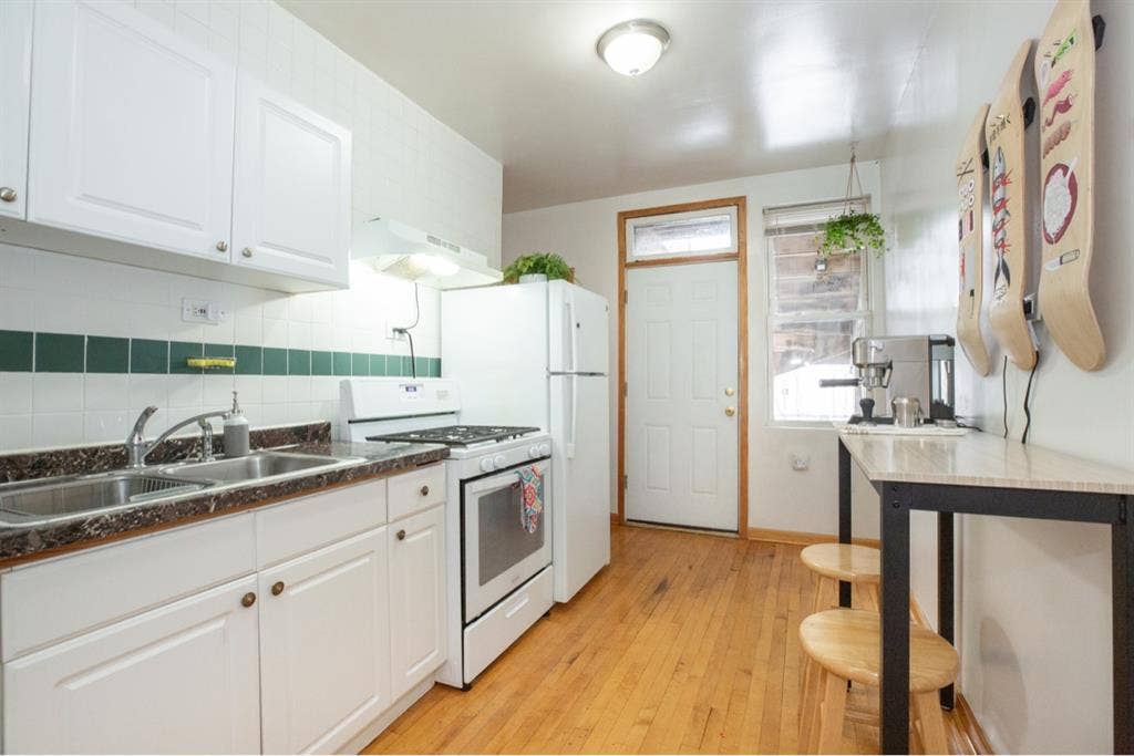 Room for Rent in Irving Park