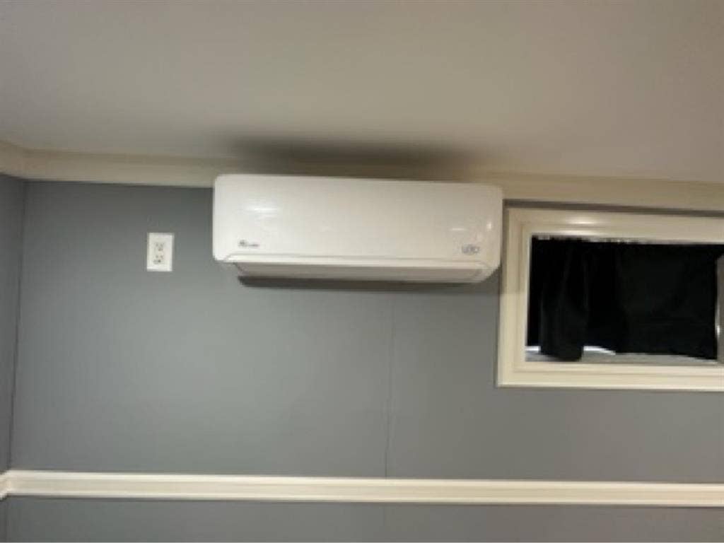 Basement 
room available utl incl.