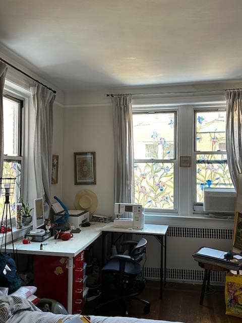 Huge Room for rent in Astoria 