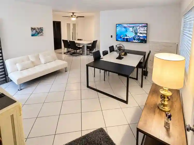 Hollywood Pool House | Room