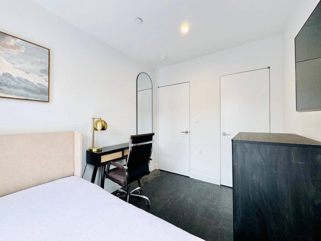 Furnished Room I min to Manhattan