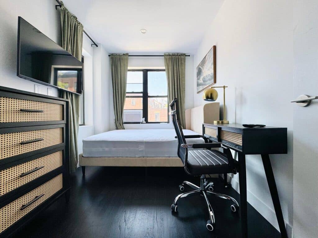 Furnished Room I min to Manhattan