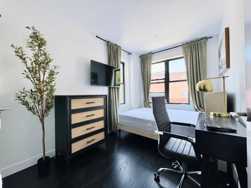 Furnished Room I min to Manhattan