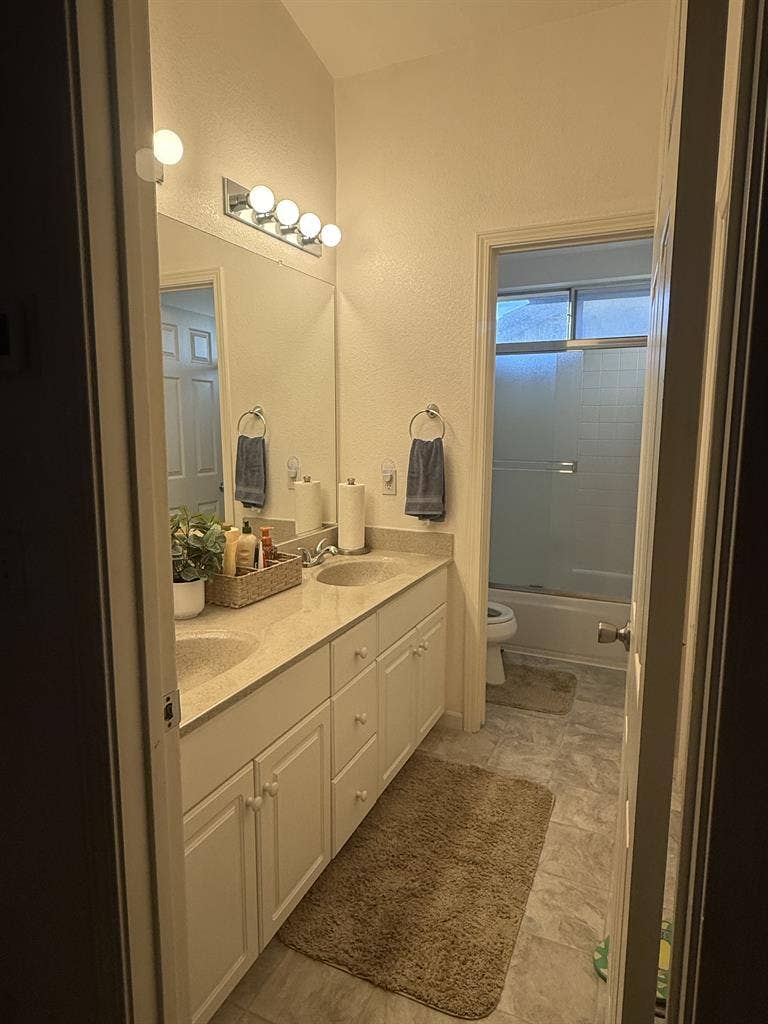 Private Room w/ Walk-in Closet