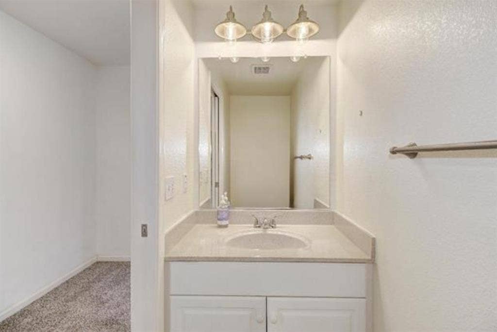 Private Room w/ Walk-in Closet