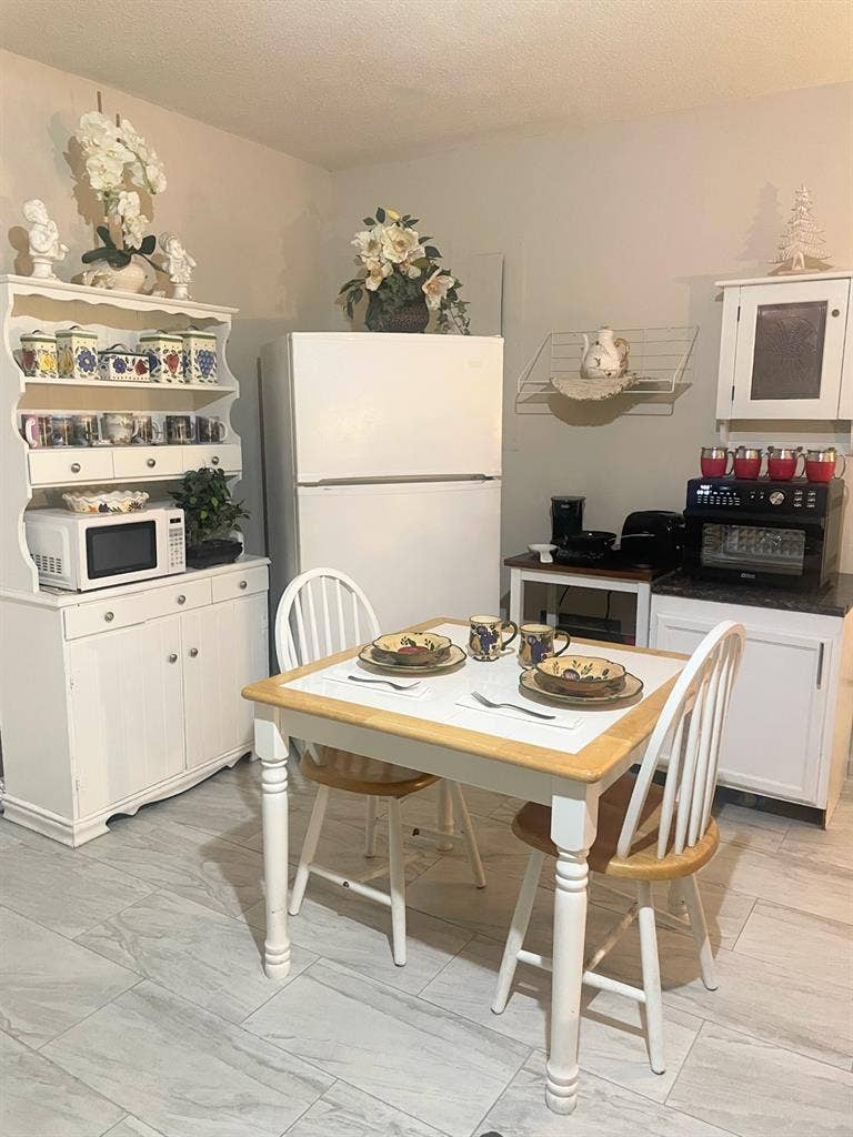 Beautiful Furnished garage Studio