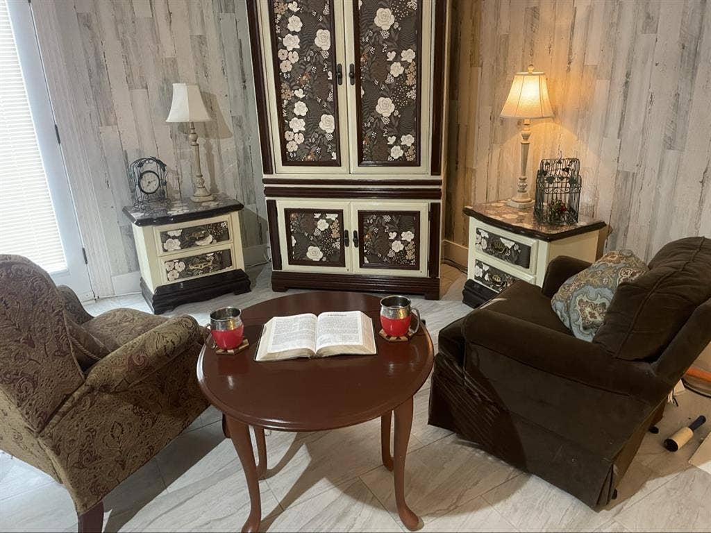 Beautiful Furnished garage Studio
