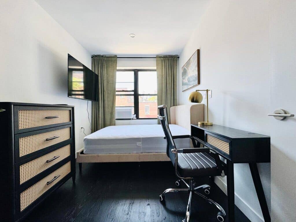 Furnished Room I min to Manhattan