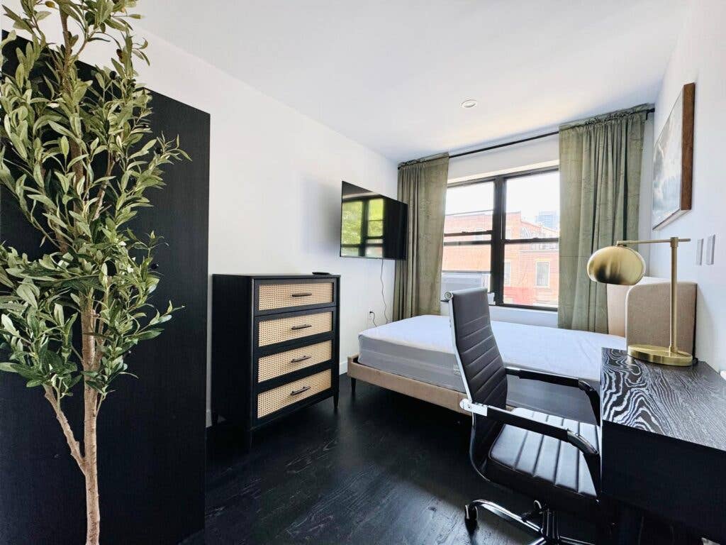 Furnished Room I min to Manhattan