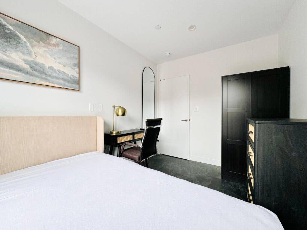 Furnished Room I min to Manhattan