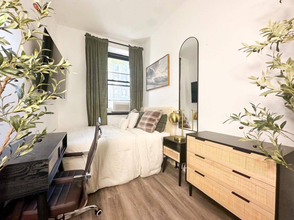 Furnished Room I min to Manhattan
