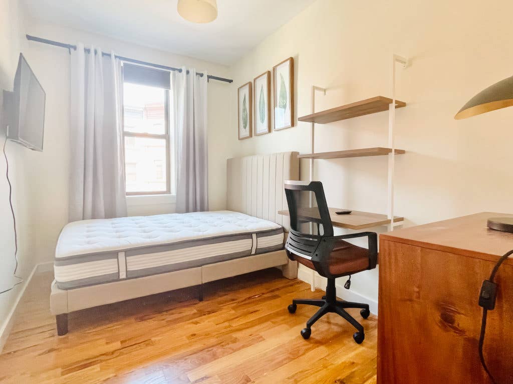 Furnished Room I min to Manhattan